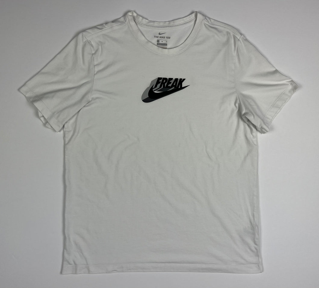 Men’s White Pre-Owned Nike Giannis Antetokounmpo Swoosh “Freak” 2 Short Sleeve Tee, Size XL